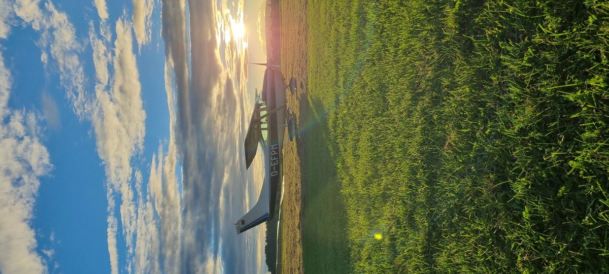 Luftshow am Abend über dem Flugplatz