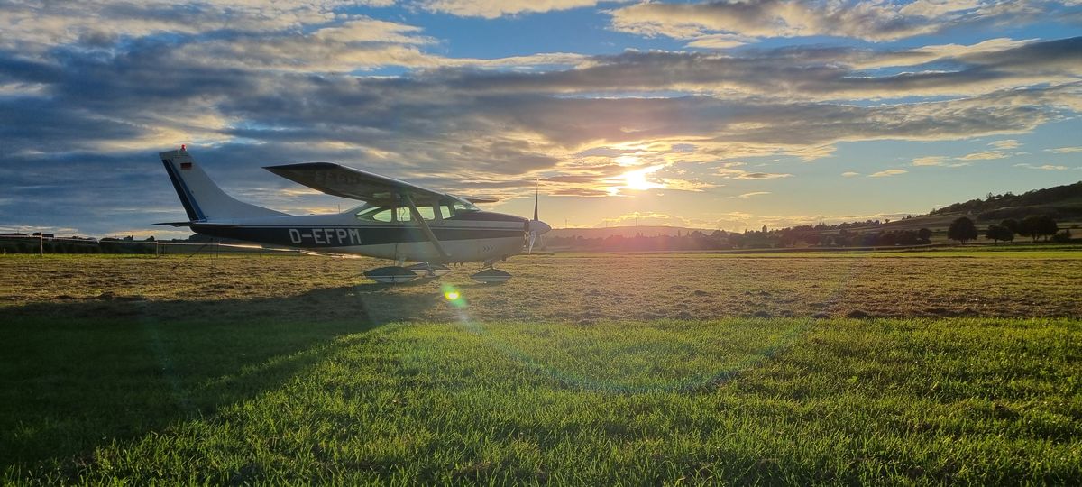 Flugzeug bei der Landung in der Dämmerung