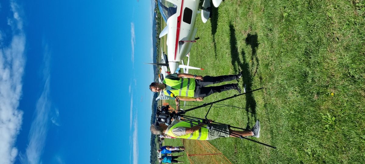 Besucher auf dem Feld am Flugplatz Hilzingen